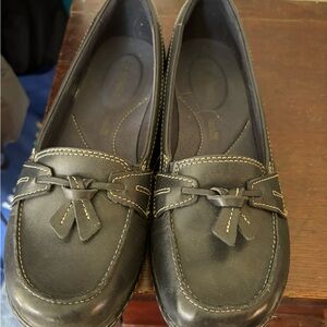 EUC Clarks navy leather loafers 8 1/2